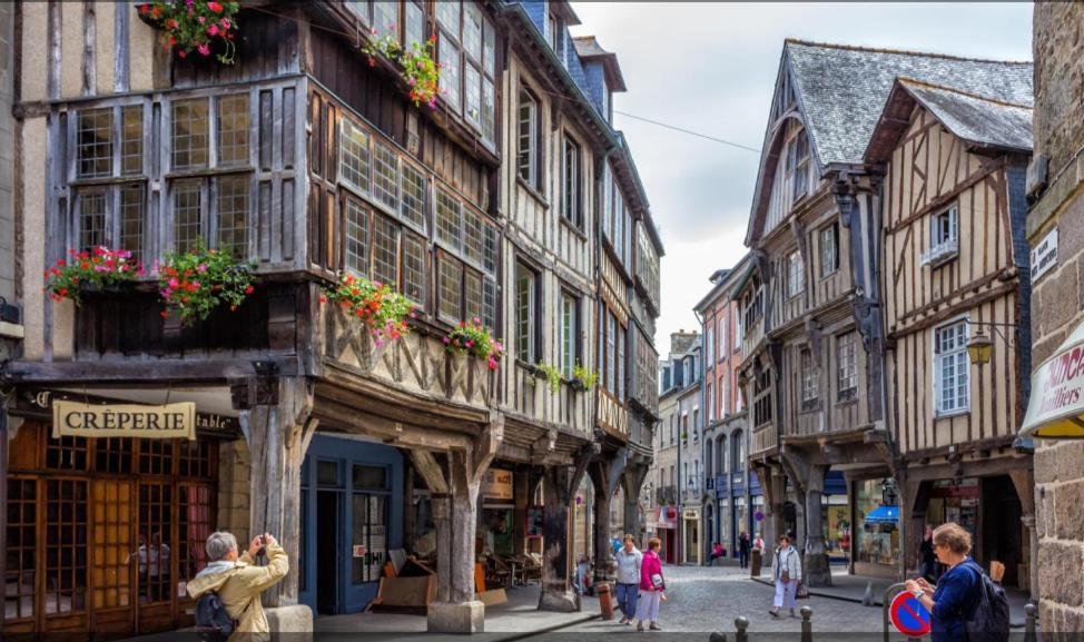 Eglantine Appartement Centre Historique De Dinan Bagian luar foto